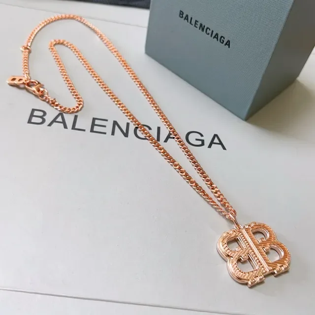 قلادة بالنسقاجا BB Monogram كيرب لينك لون ذهبي وردي 9