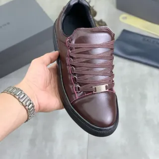 Balenciaga ब्राउन ब्लैक लेदर अपर मेटल हार्डवेयर एक्सेंट लाइफस्टाइल स्नीकर्स