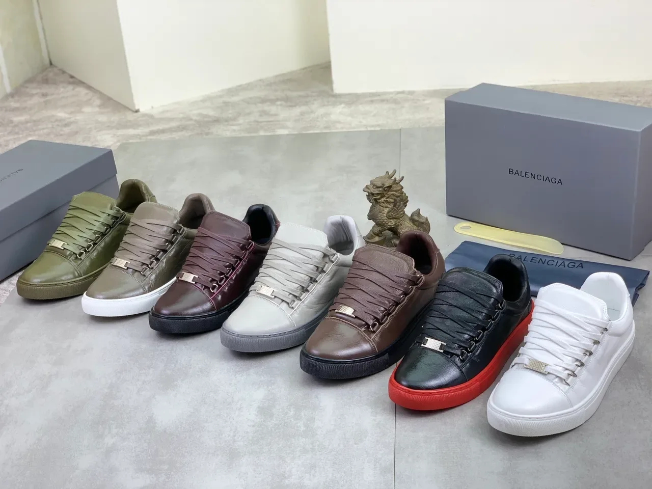 Balenciaga sneakers lifestyle marron noir cuir supérieur accent hardware métallique 2