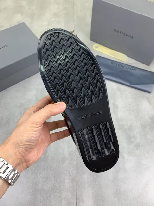 Balenciaga sneakers lifestyle marron noir cuir supérieur accent hardware métallique 3