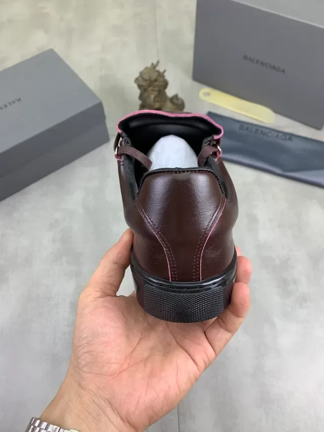 Balenciaga sneakers lifestyle marron noir cuir supérieur accent hardware métallique 4