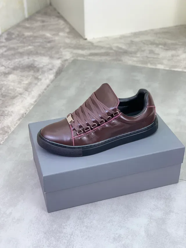 Balenciaga sneakers lifestyle marron noir cuir supérieur accent hardware métallique 5