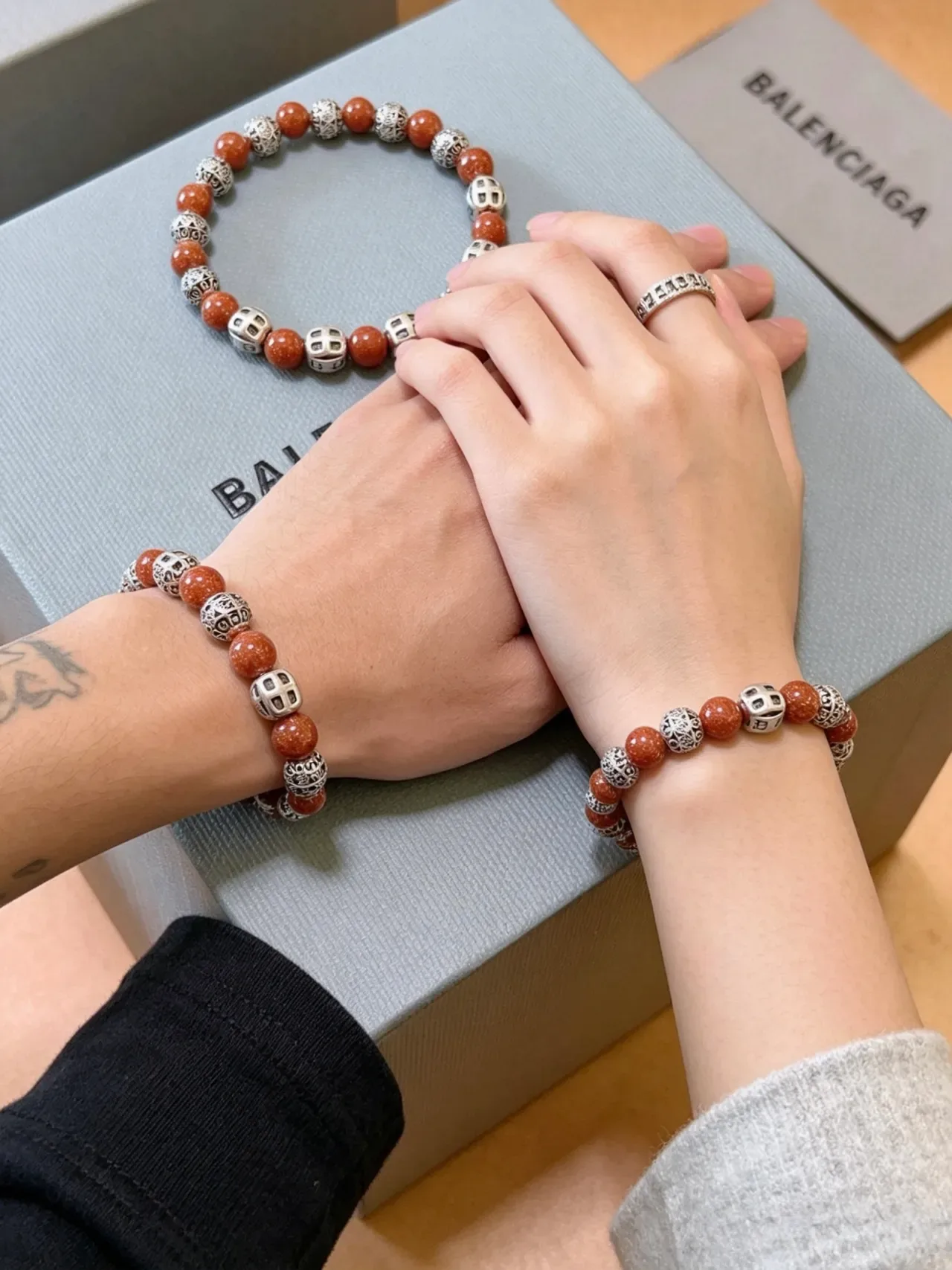 Balenciaga Pulsera Marrón Plateada con Cuentas y Acentos Metálicos 5