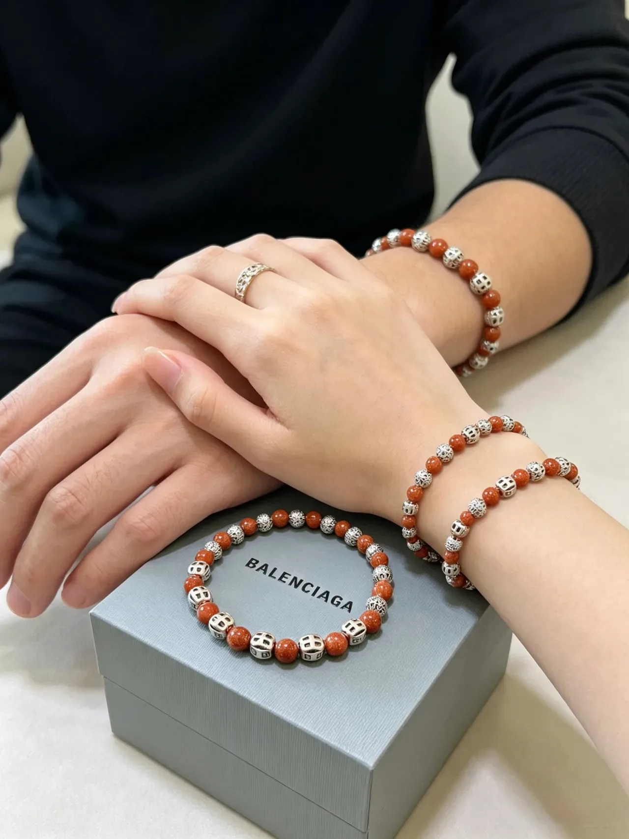 Balenciaga Pulsera Marrón Plateada con Cuentas y Acentos Metálicos 7