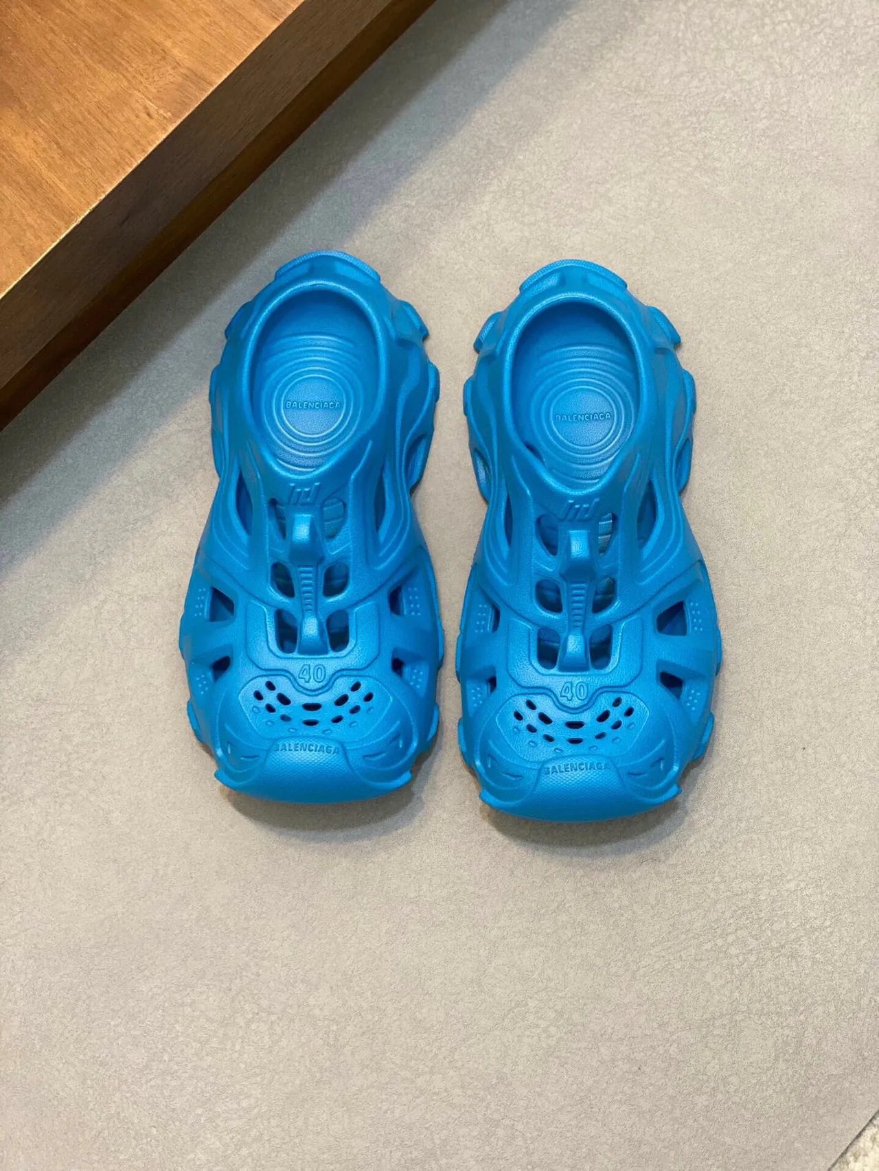 Balenciaga Defender Clog chinelo azul moldado 2