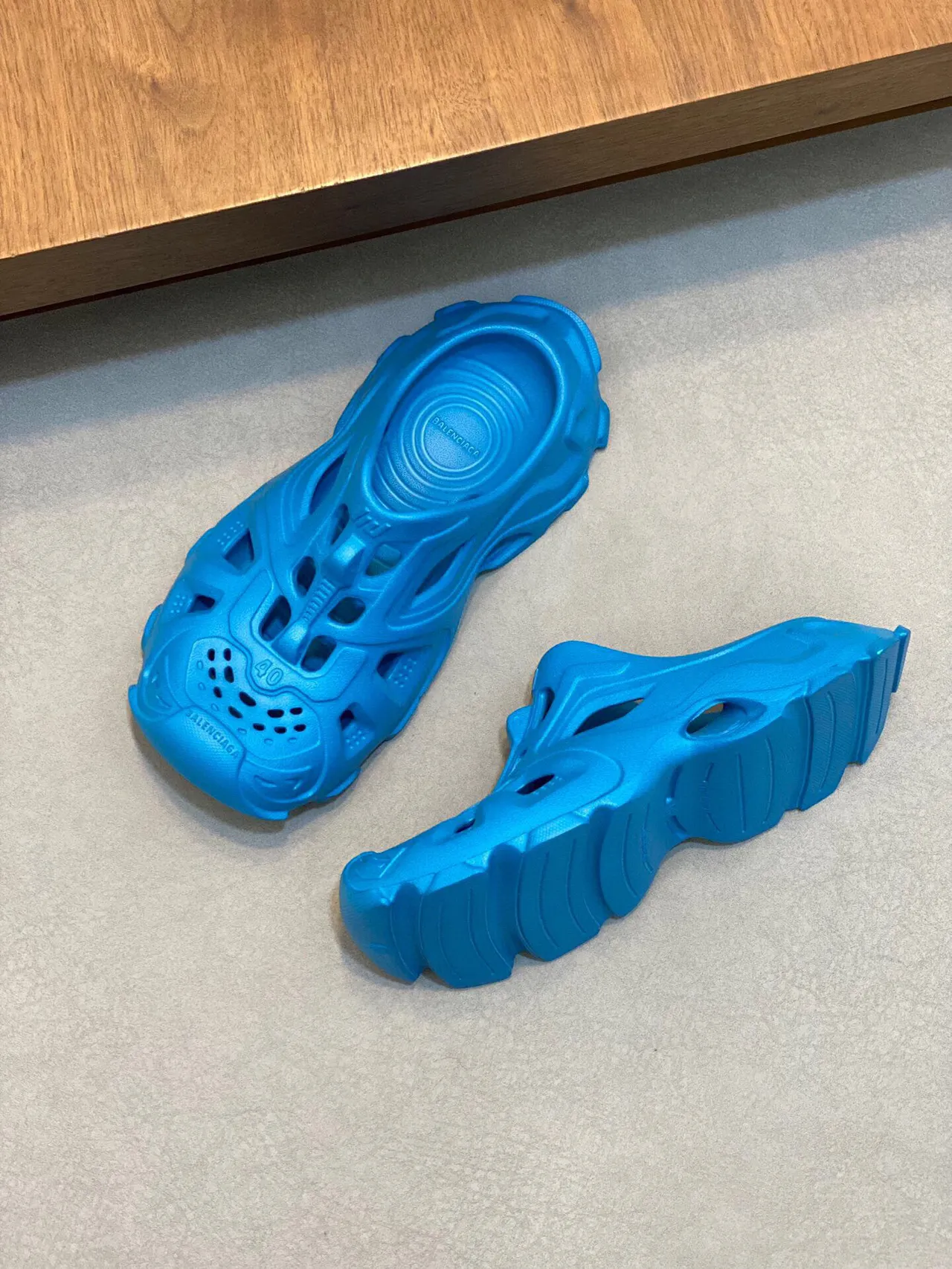 Balenciaga Defender Clog chinelo azul moldado 5