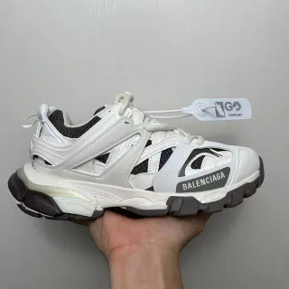 Balenciaga Defender 白色和灰色厚底运动鞋