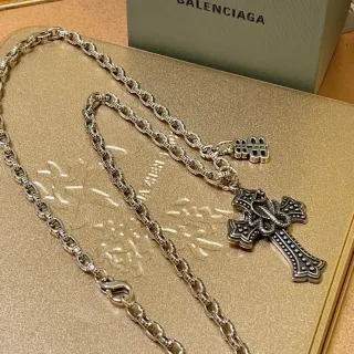 Balenciaga ऑक्सीडाइज्ड सिल्वर क्रॉस पेंडेंट चेन नेकलेस