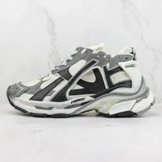 Balenciaga Runner ऑफ-व्हाइट ग्रे ब्लैक चंक स्नीकर