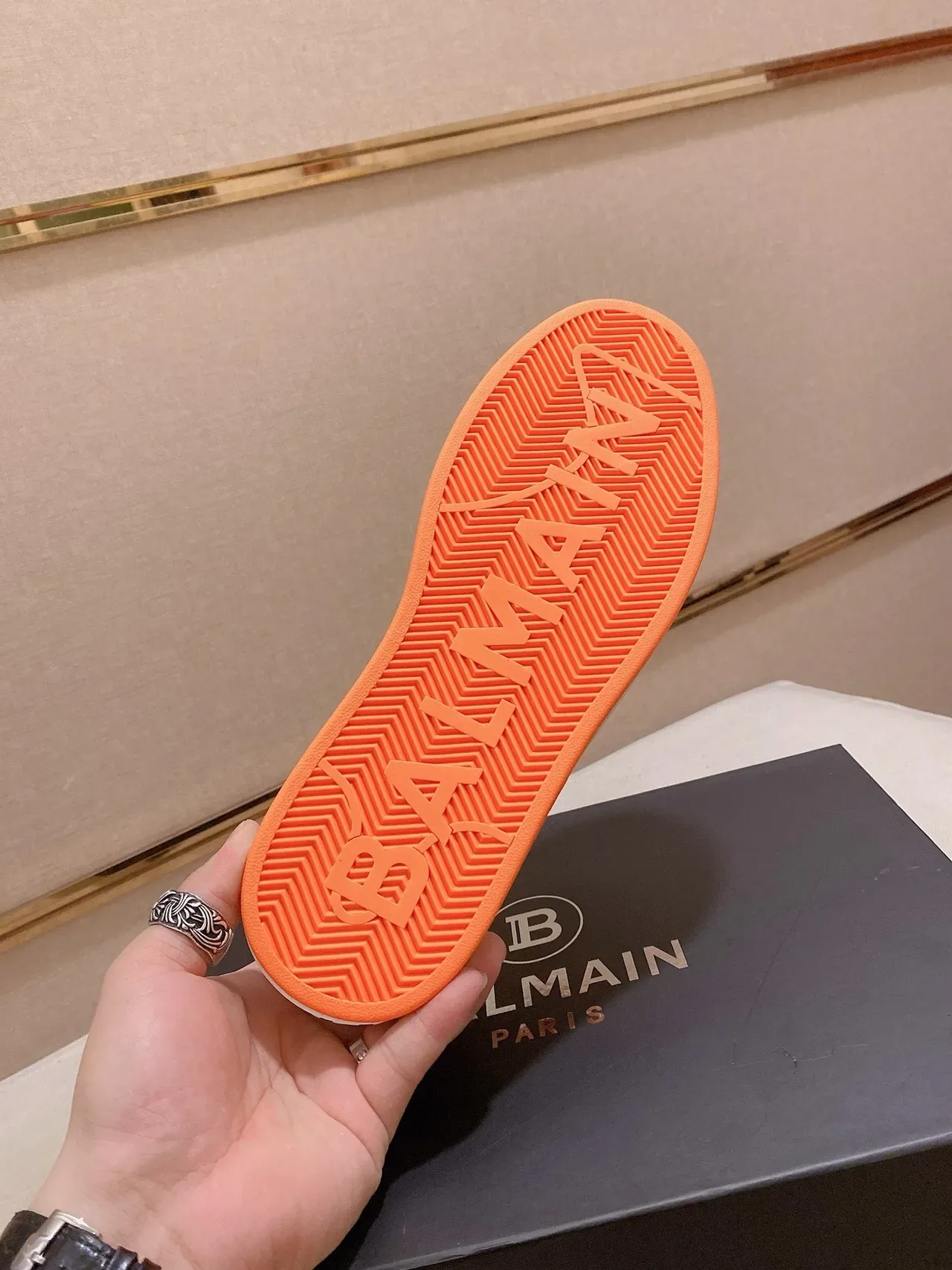 Balenciaga Speed Trainer नारंगी एंबॉस्ड मोनोग्राम स्लिप-ऑन लाइफस्टाइल स्नीकर 2