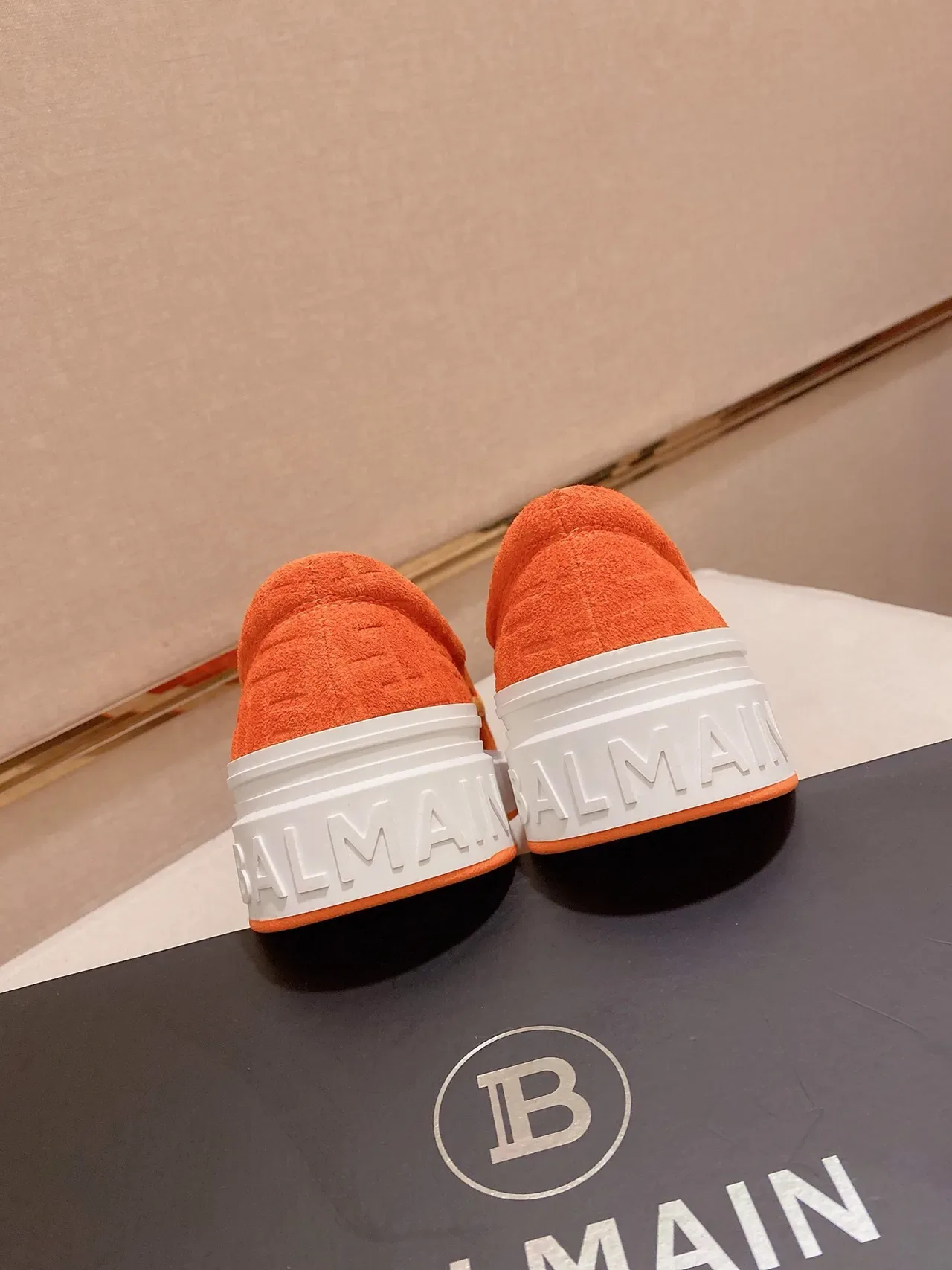 Balenciaga Speed Trainer नारंगी एंबॉस्ड मोनोग्राम स्लिप-ऑन लाइफस्टाइल स्नीकर 3