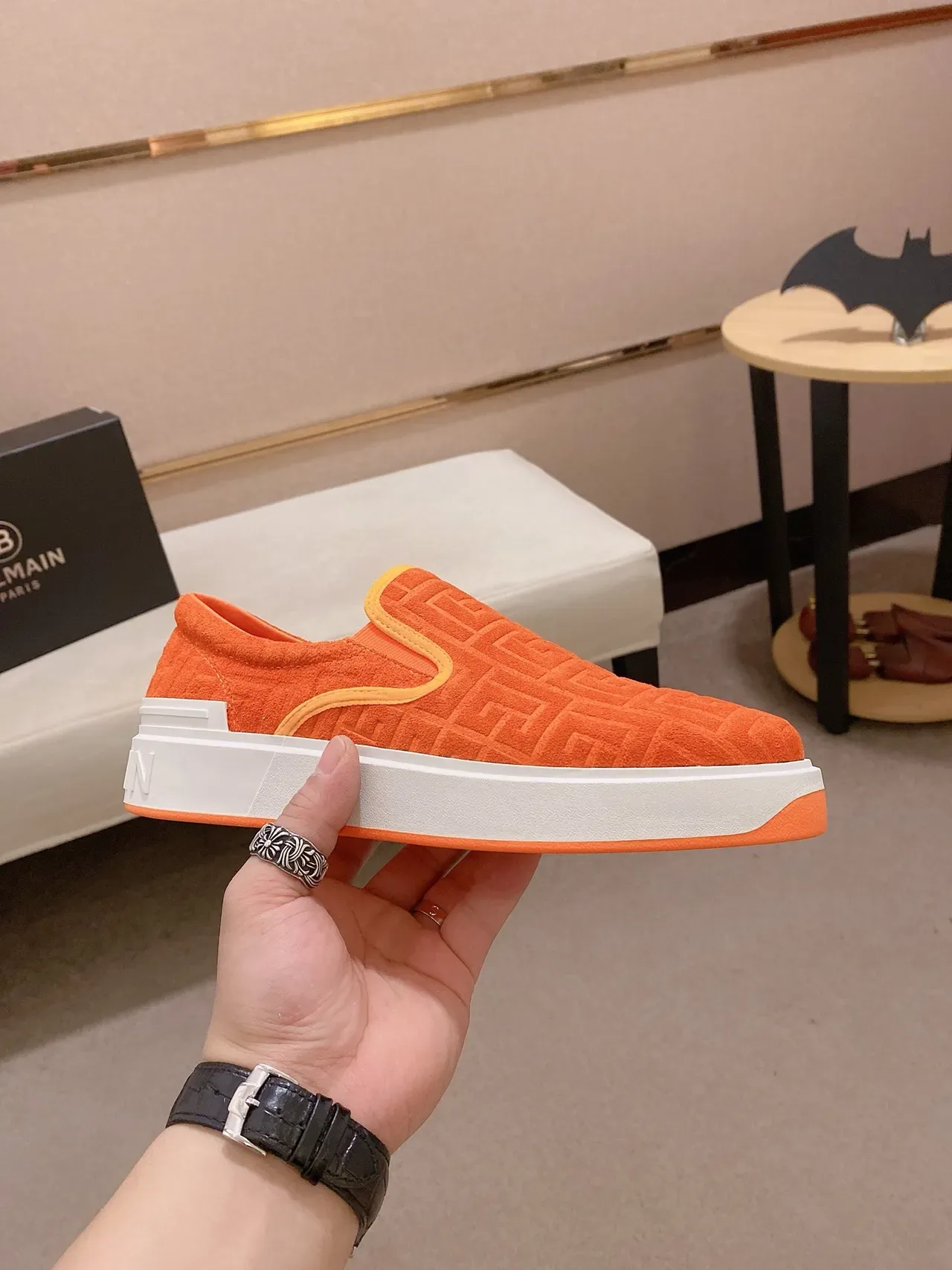 Balenciaga Speed Trainer नारंगी एंबॉस्ड मोनोग्राम स्लिप-ऑन लाइफस्टाइल स्नीकर 4
