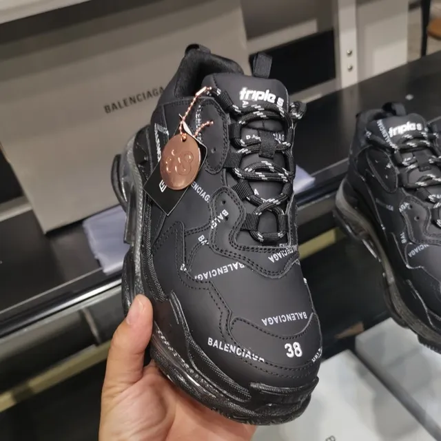 Balenciaga Triple S 黑色厚底运动鞋 3