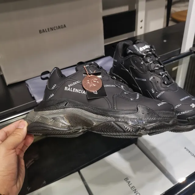 Balenciaga Triple S 黑色厚底运动鞋 4