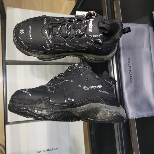 Balenciaga Triple S 黑色厚底运动鞋 8