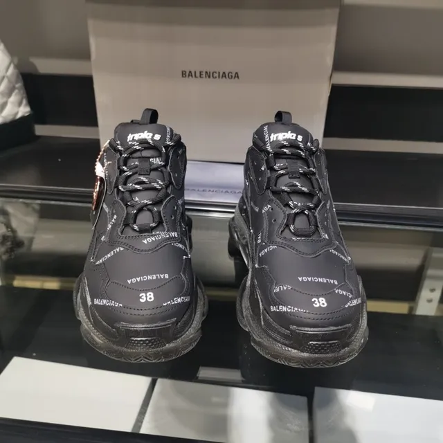 Balenciaga Triple S 黑色厚底运动鞋 9