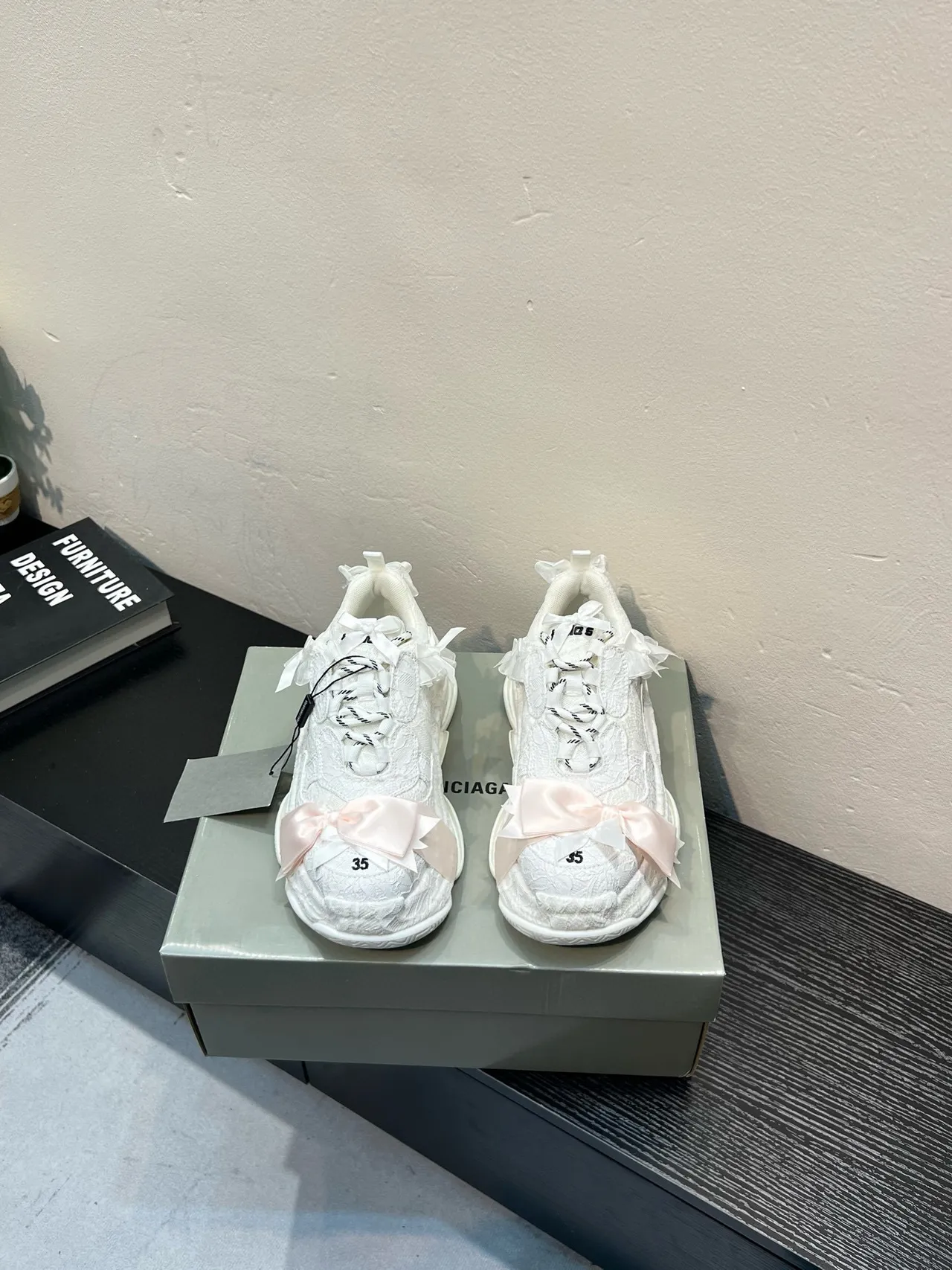Balenciaga Triple S blanc rose semelle oversized haut en textile avec motif de dentelle sneakers chunky 2