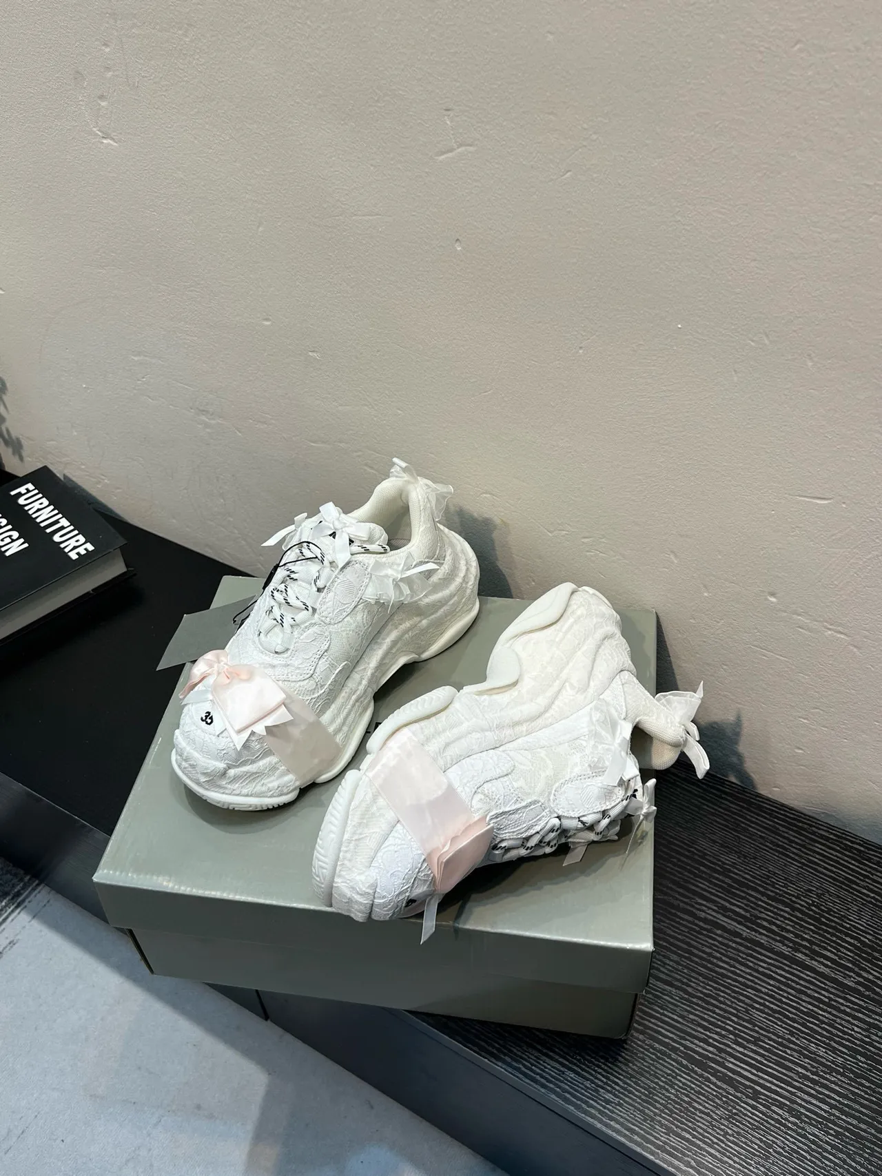 Balenciaga Triple S blanc rose semelle oversized haut en textile avec motif de dentelle sneakers chunky 3