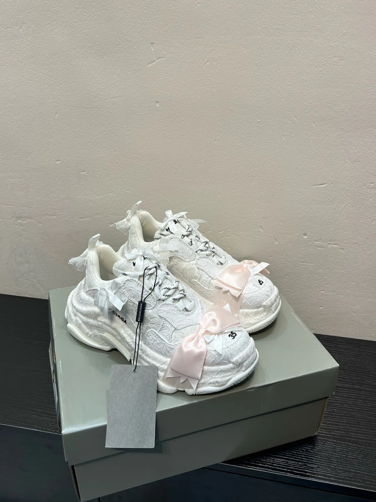 Balenciaga Triple S blanc rose semelle oversized haut en textile avec motif de dentelle sneakers chunky 4