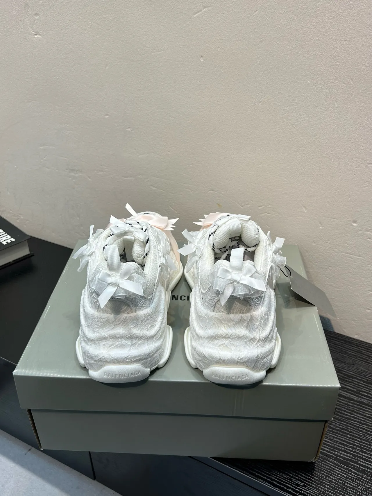 Balenciaga Triple S blanc rose semelle oversized haut en textile avec motif de dentelle sneakers chunky 5