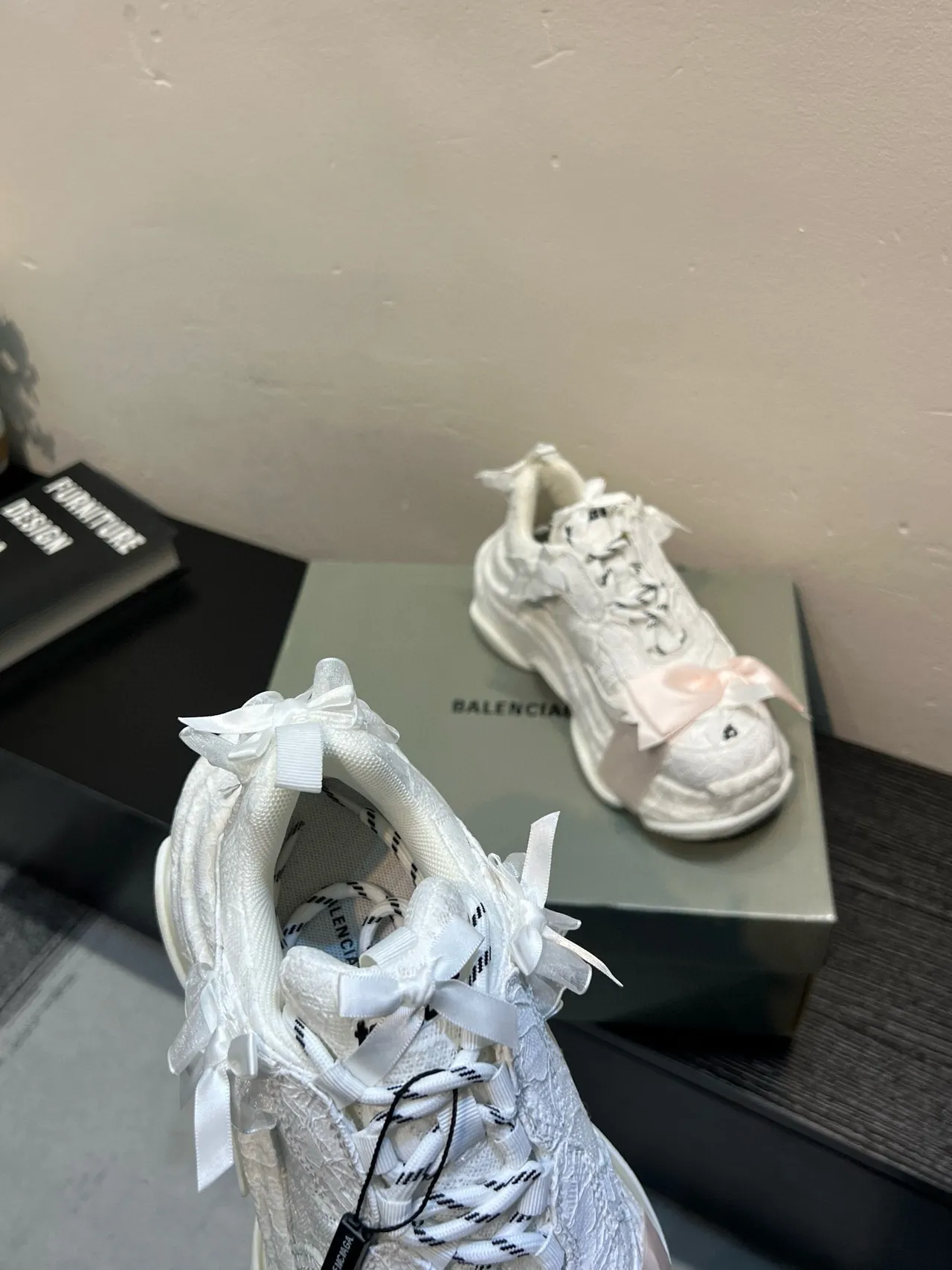 Balenciaga Triple S blanc rose semelle oversized haut en textile avec motif de dentelle sneakers chunky 6