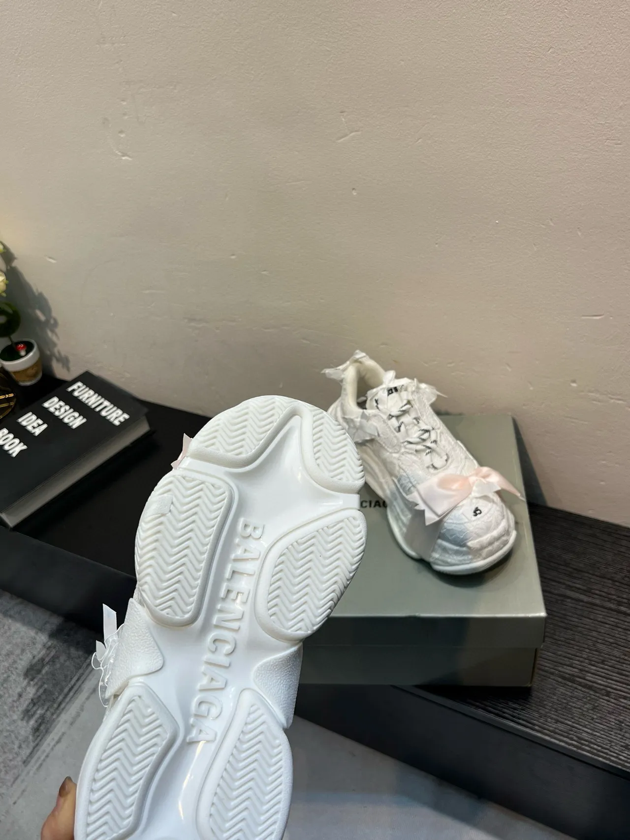 Balenciaga Triple S blanc rose semelle oversized haut en textile avec motif de dentelle sneakers chunky 7