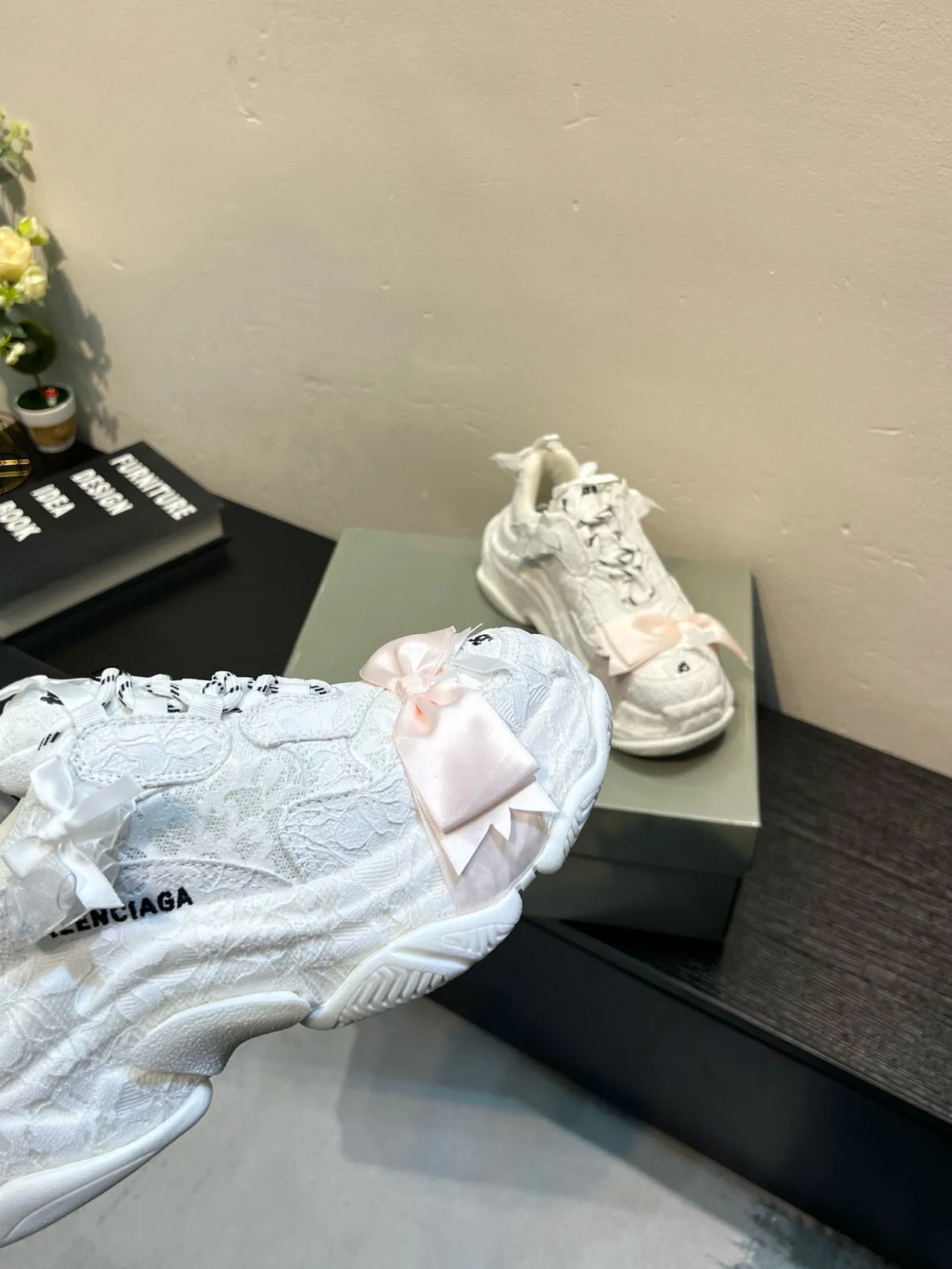 Balenciaga Triple S blanc rose semelle oversized haut en textile avec motif de dentelle sneakers chunky 8