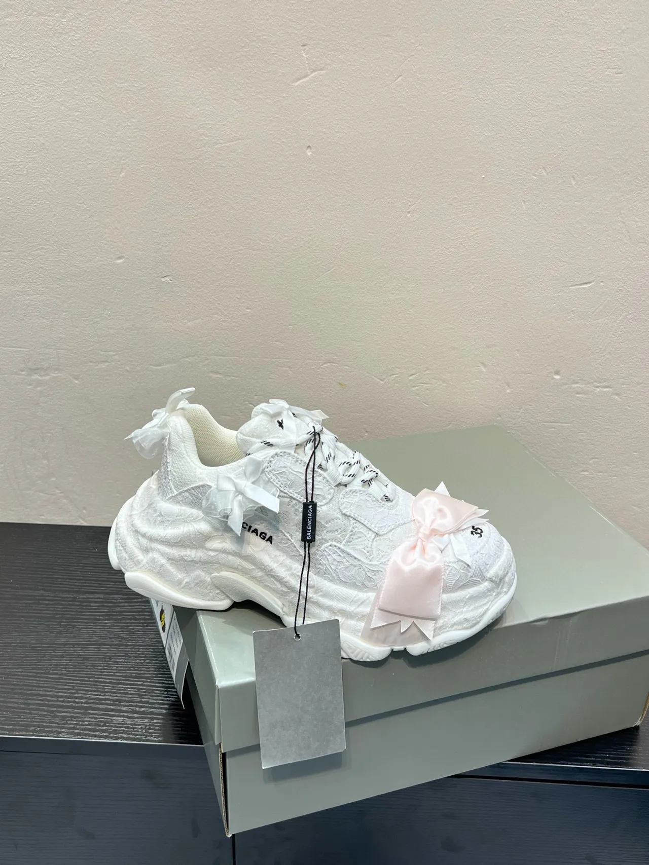 Balenciaga Triple S blanc rose semelle oversized haut en textile avec motif de dentelle sneakers chunky 9