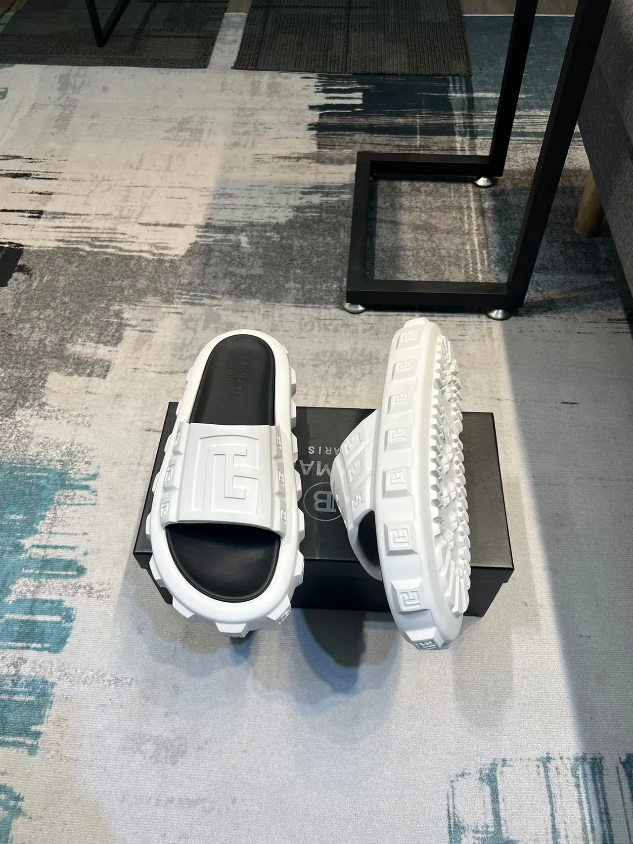 Balmain B-Bold Molded Monogram Pantoufles blanches et noires 4