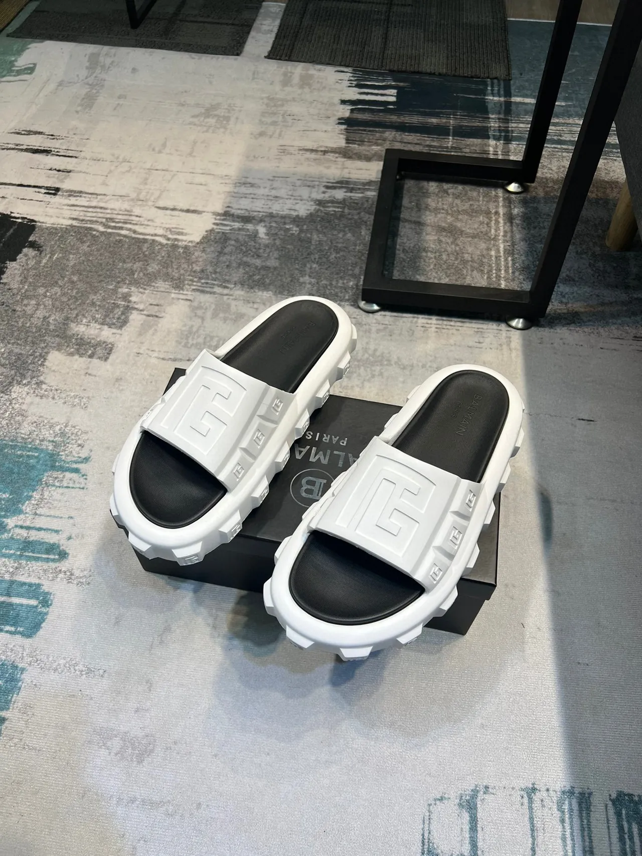 Balmain B-Bold Molded Monogram Pantoufles blanches et noires 5