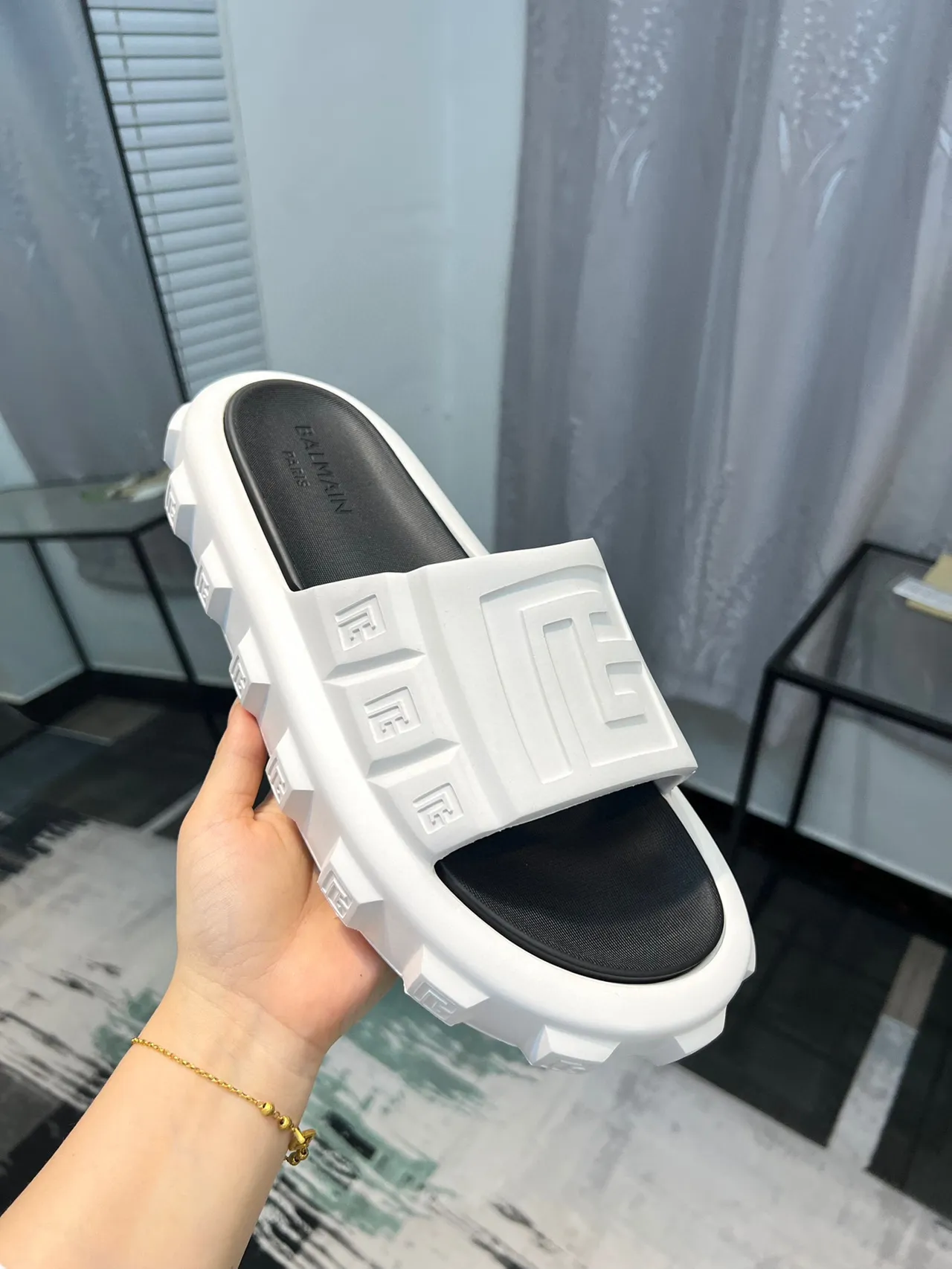 Balmain B-Bold Molded Monogram Pantoufles blanches et noires 6