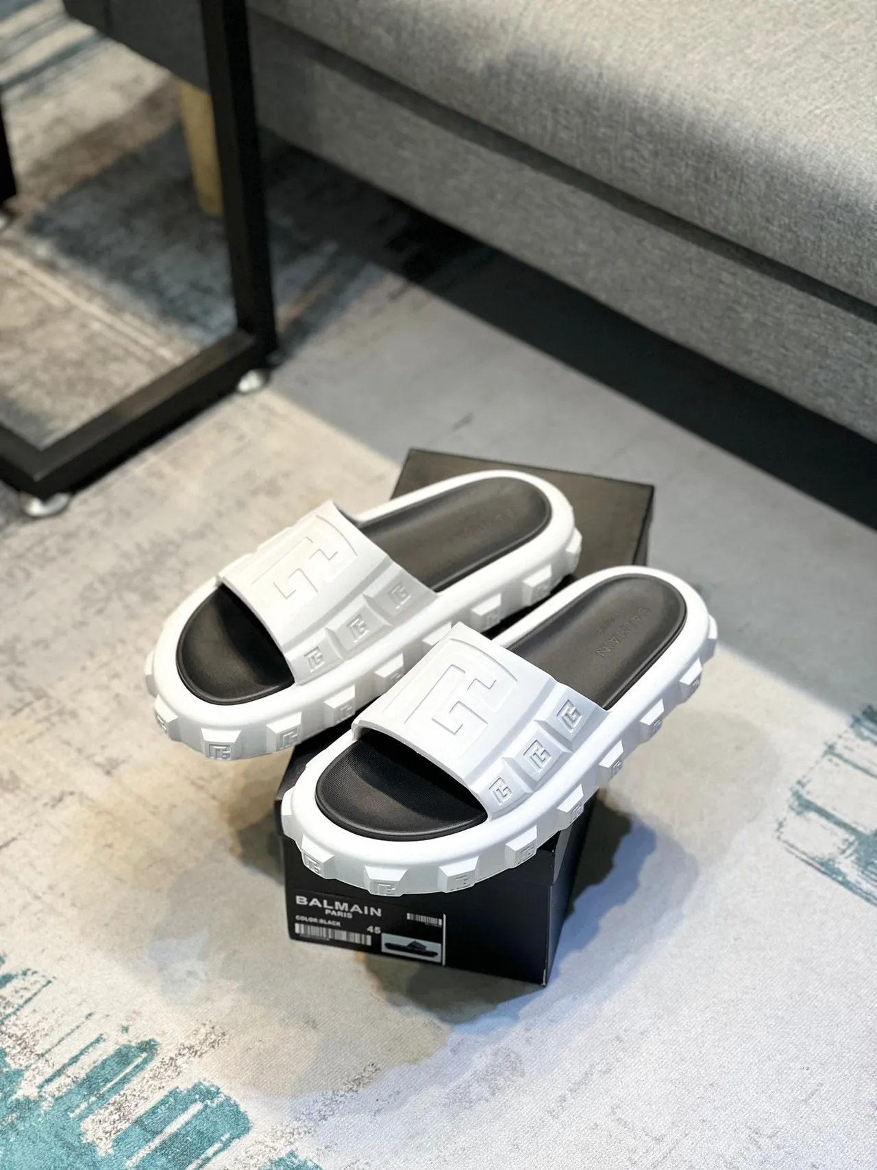 Balmain B-Bold Molded Monogram Pantoufles blanches et noires 7