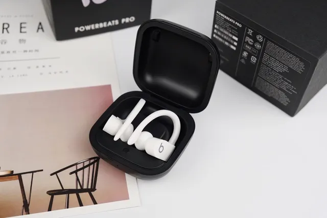 Beats Powerbeats Pro सफेद स्पोर्ट्स ईयरफोन्स 4