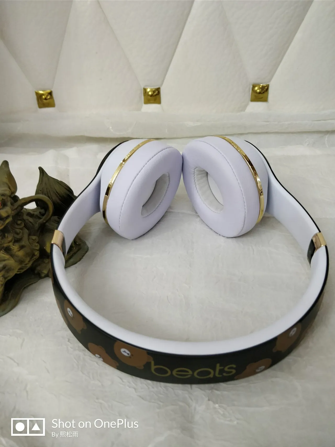 Beats Solo3 Wireless Bear Collaboration Over-ear Headphones 7