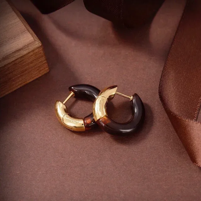 Bottega Veneta C-আকৃতির হুপ বাদামী সবুজ রেজিন ইনলে কানের দুল 7
