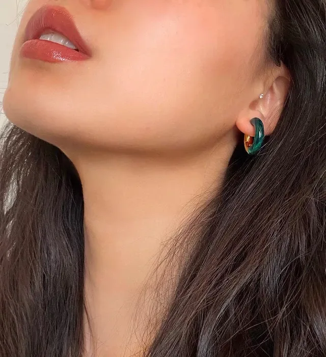 Bottega Veneta C-আকৃতির হুপ বাদামী সবুজ রেজিন ইনলে কানের দুল 9