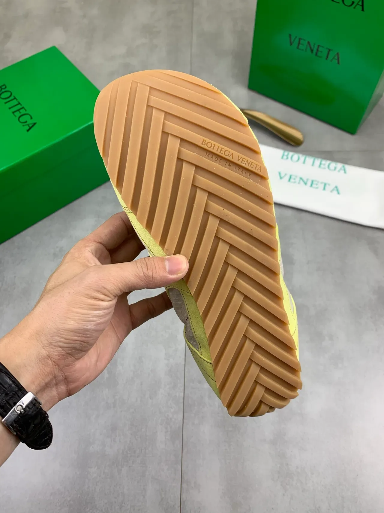 Bottega Veneta Amarillo lima y burdeos zapatillas lifestyle con cordones 3