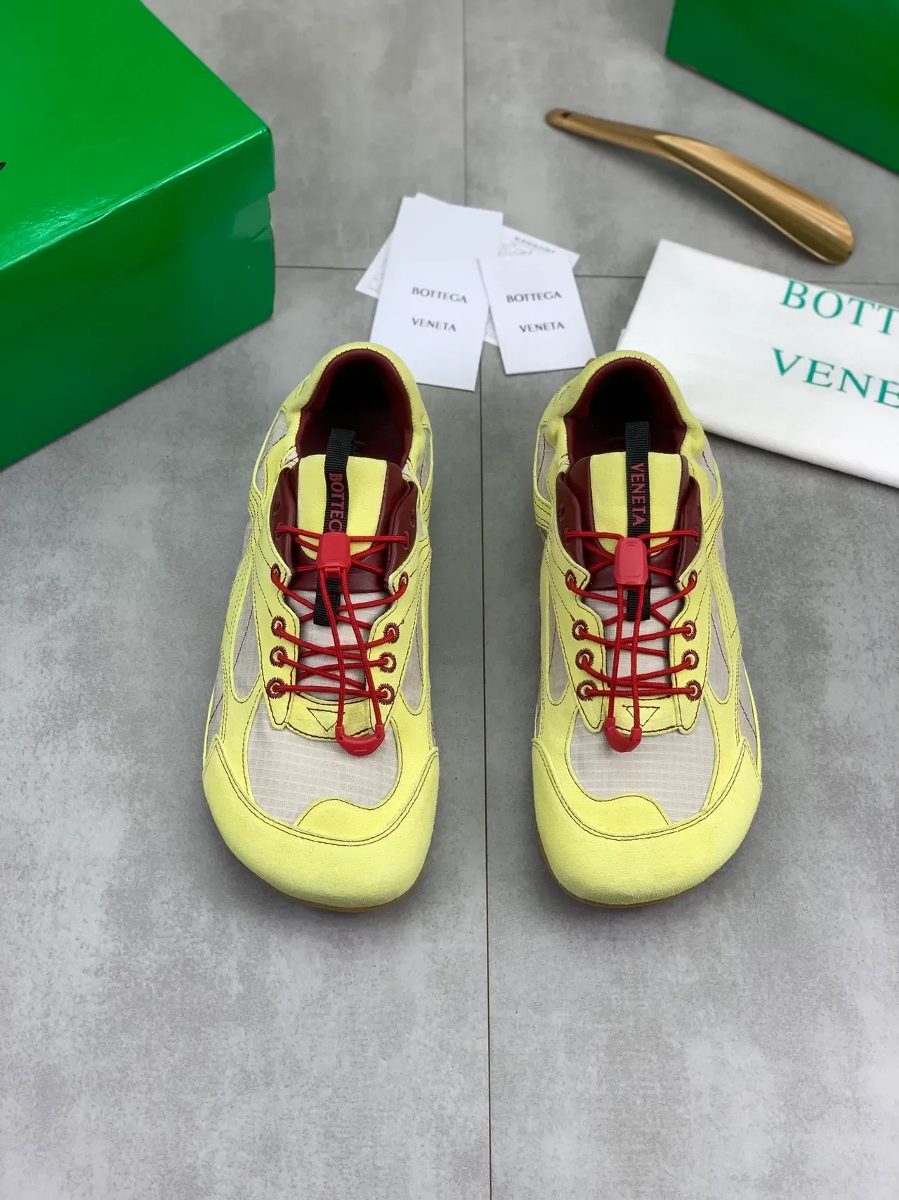 Bottega Veneta Amarillo lima y burdeos zapatillas lifestyle con cordones 4