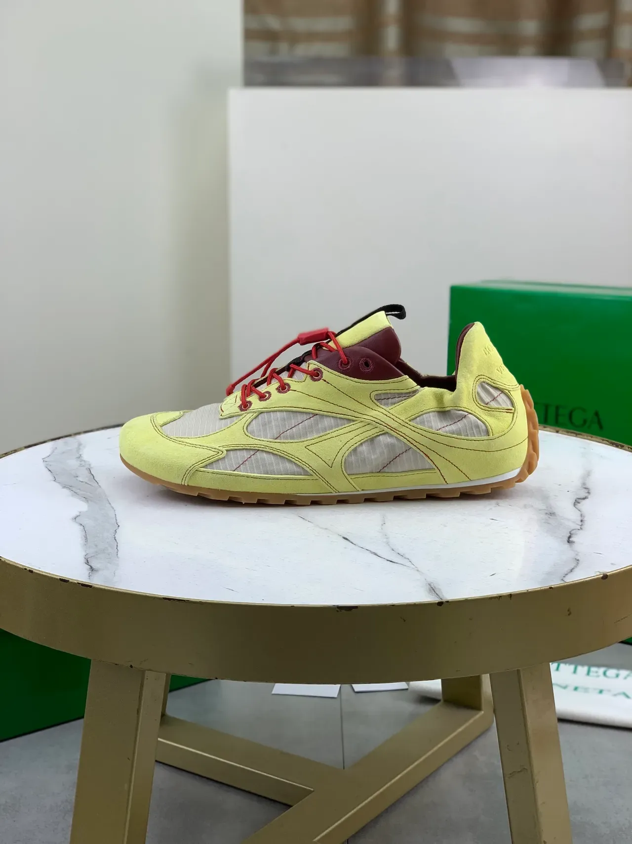 Bottega Veneta Amarillo lima y burdeos zapatillas lifestyle con cordones 5