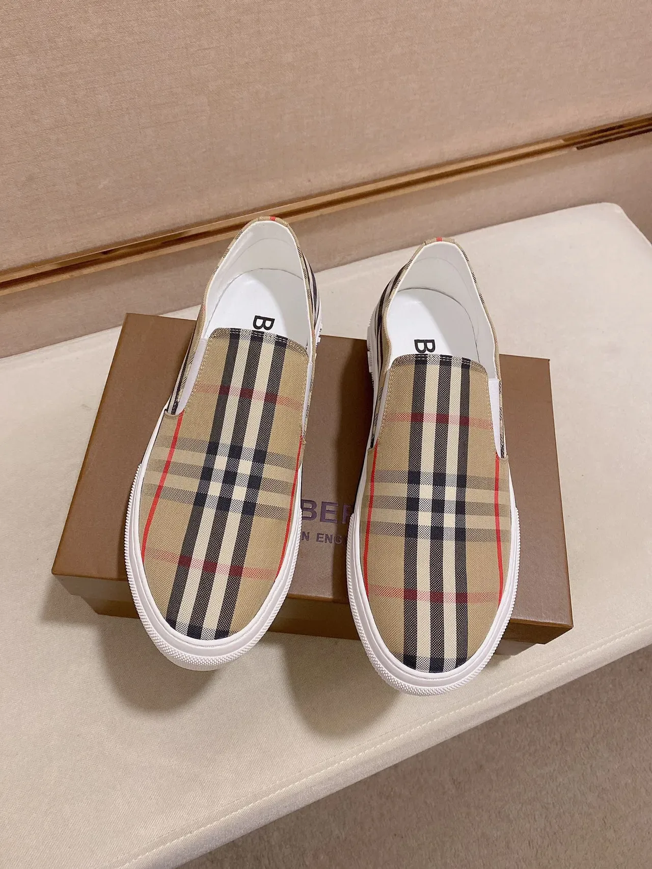 Burberry बेज व्हाइट स्लिप-ऑन प्लेटफॉर्म सोल लाइफस्टाइल स्नीकर 4