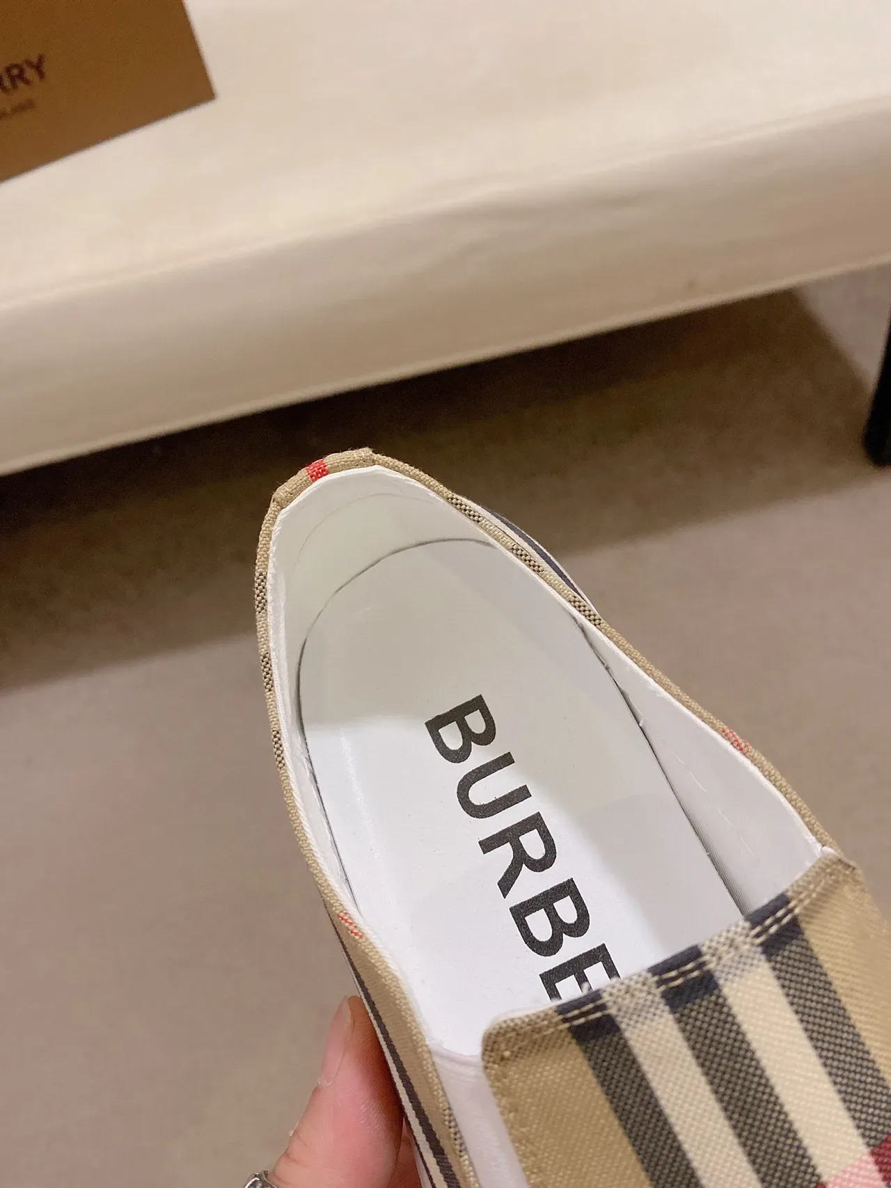Burberry बेज व्हाइट स्लिप-ऑन प्लेटफॉर्म सोल लाइफस्टाइल स्नीकर 5