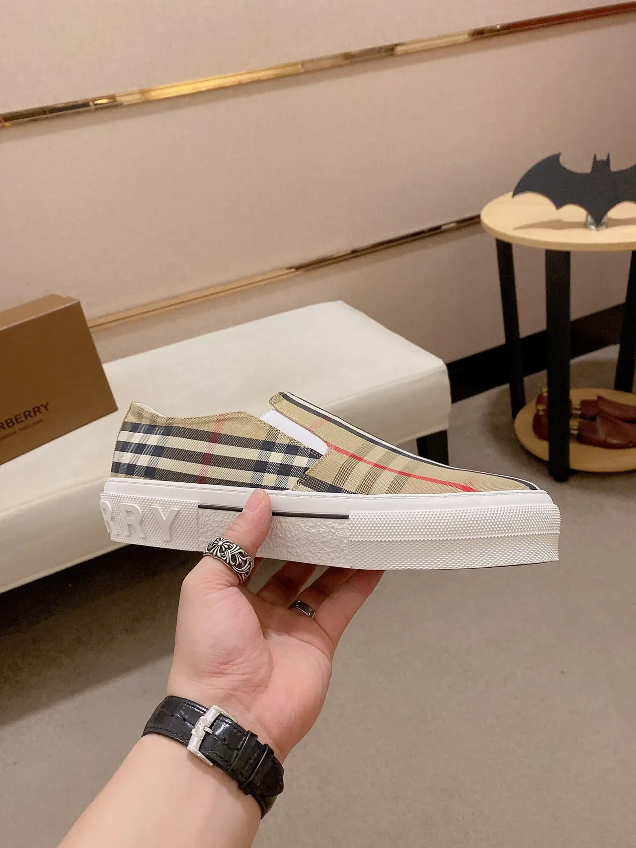 Burberry बेज व्हाइट स्लिप-ऑन प्लेटफॉर्म सोल लाइफस्टाइल स्नीकर 7