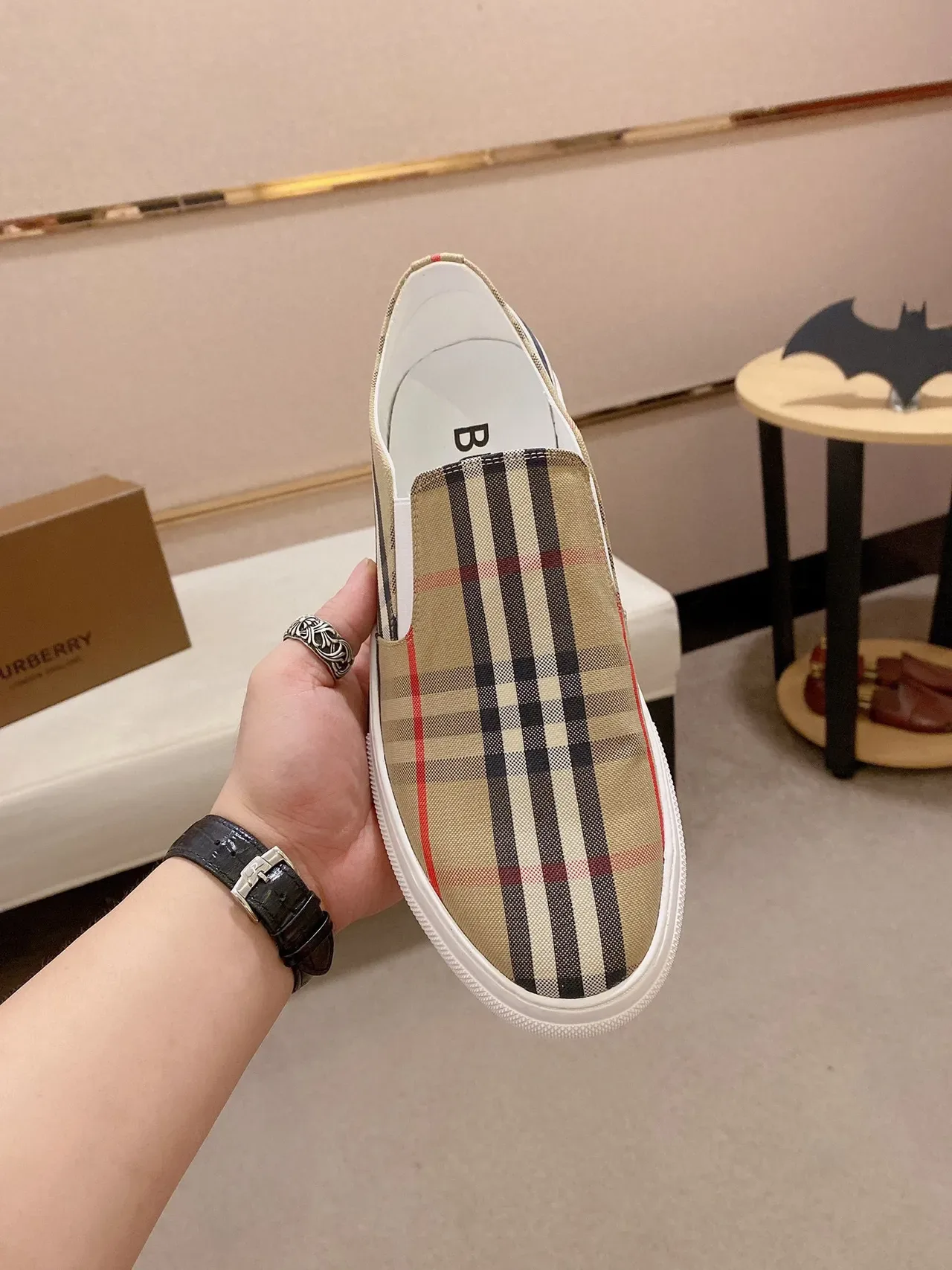 Burberry बेज व्हाइट स्लिप-ऑन प्लेटफॉर्म सोल लाइफस्टाइल स्नीकर 8