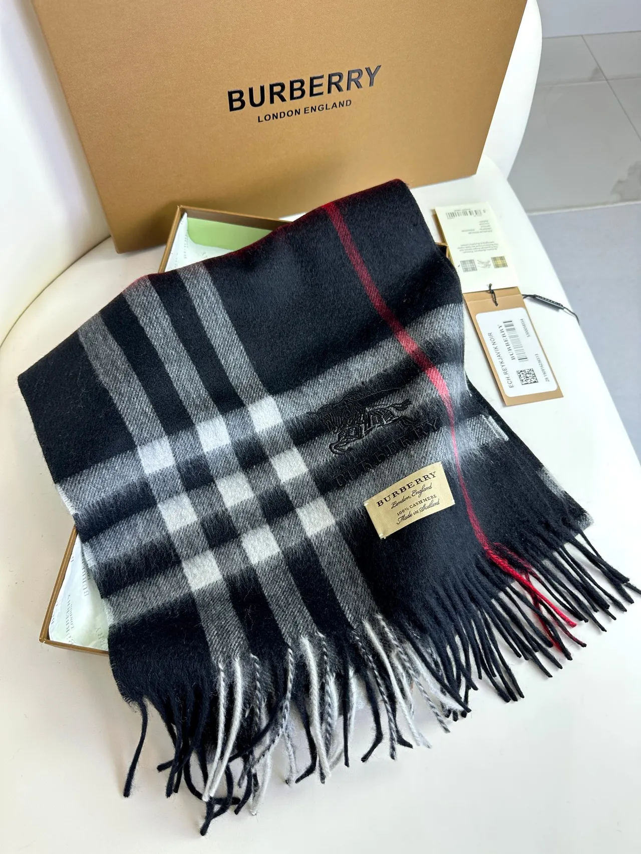 Burberry Noir Rouge Motif à Carreaux Classique Bords Frangés Écharpe en Cachemire 5