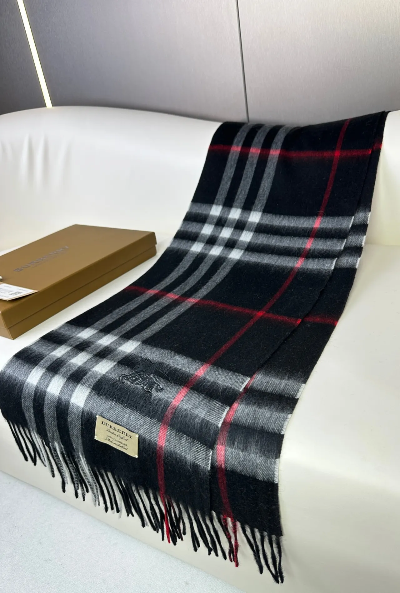 Burberry Noir Rouge Motif à Carreaux Classique Bords Frangés Écharpe en Cachemire 6