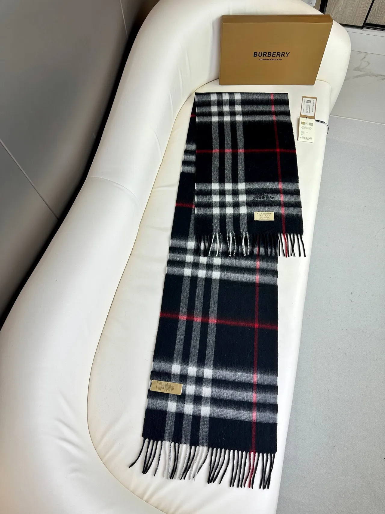 Burberry Noir Rouge Motif à Carreaux Classique Bords Frangés Écharpe en Cachemire 7