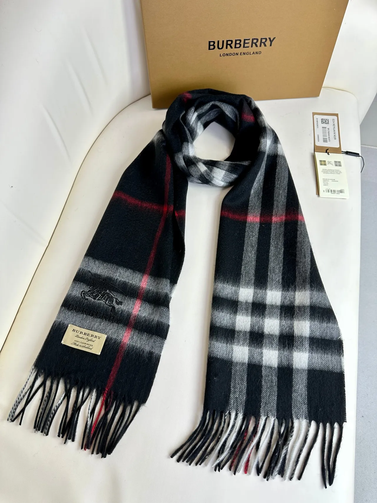 Burberry Noir Rouge Motif à Carreaux Classique Bords Frangés Écharpe en Cachemire 9