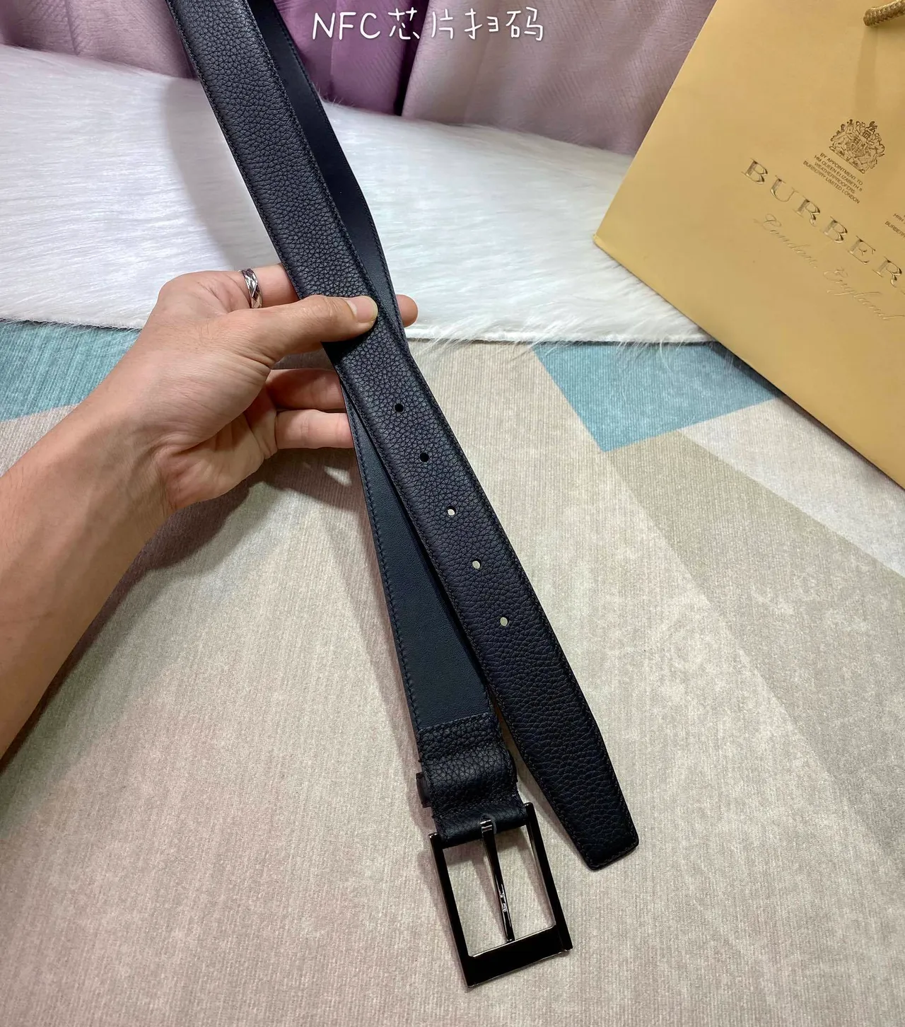 Burberry Cinto de Couro Preto Prateado Texturizado Reversible 2