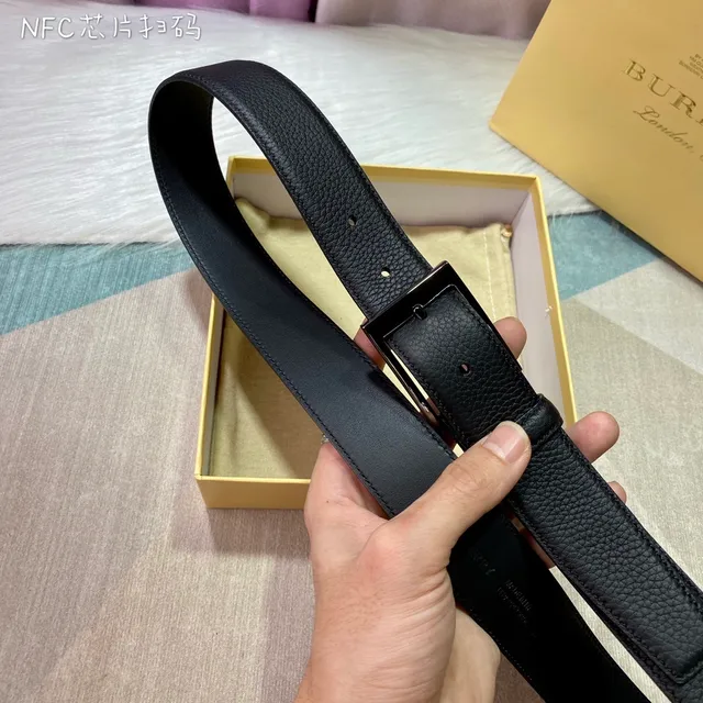 Burberry Cinto de Couro Preto Prateado Texturizado Reversible 4