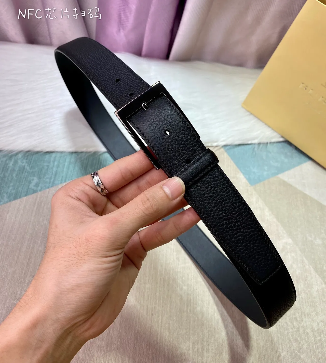 Burberry Cinto de Couro Preto Prateado Texturizado Reversible 8